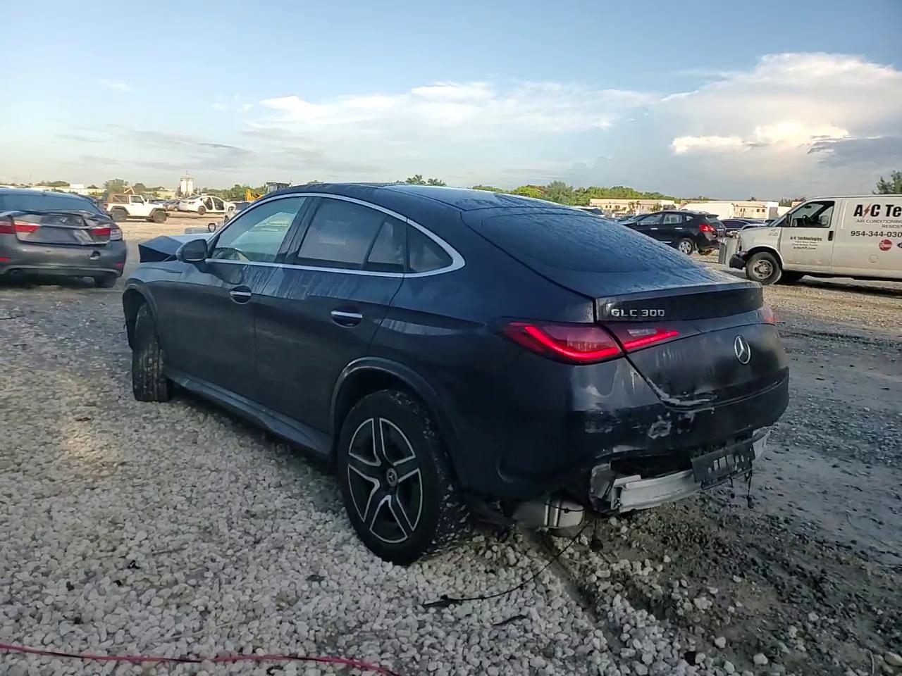 Фото: W1NKJ4HBXRF095897