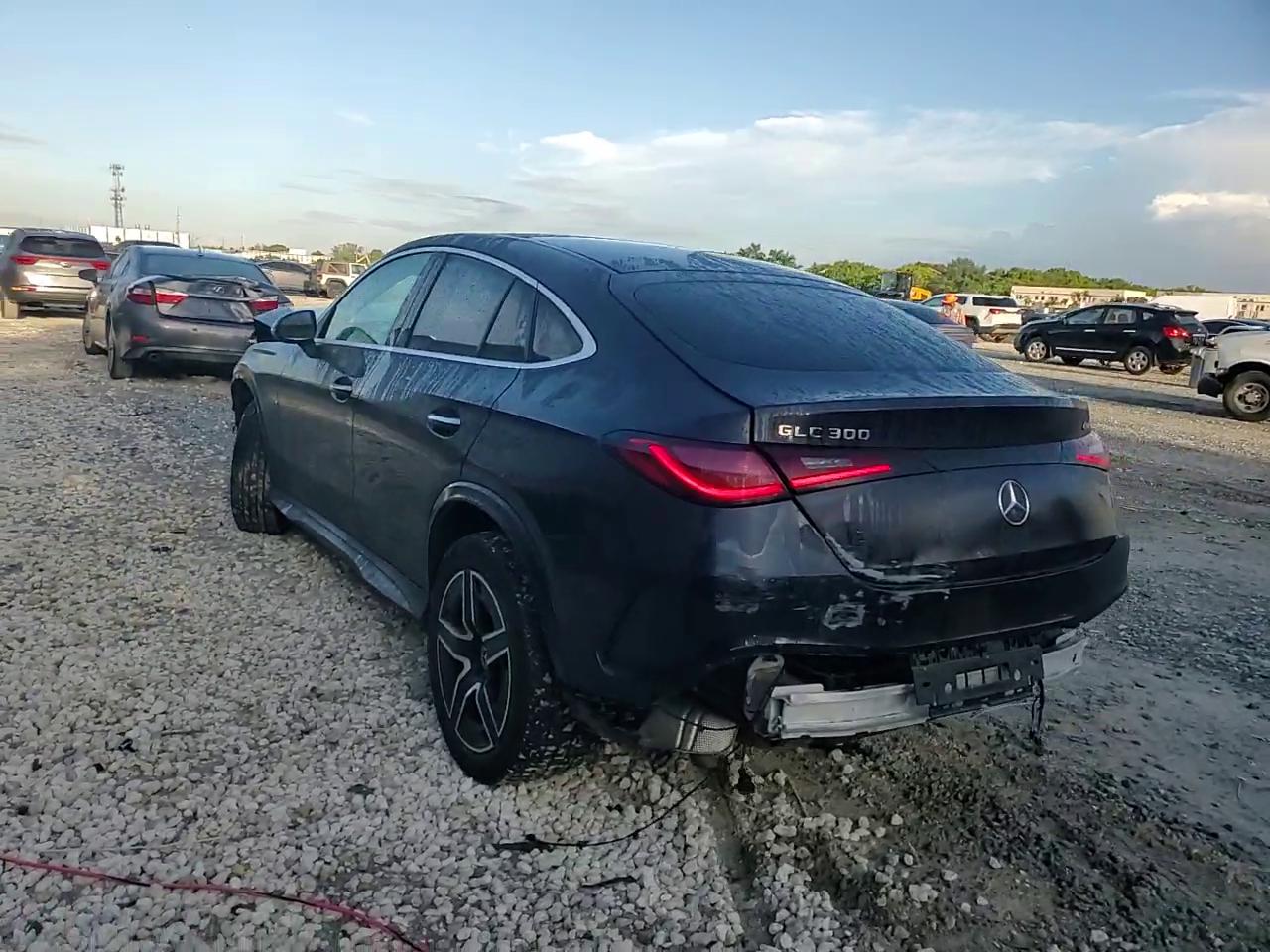 Фото: W1NKJ4HBXRF095897