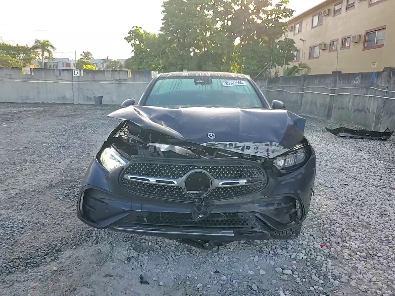 Фото: W1NKJ4HBXRF095897