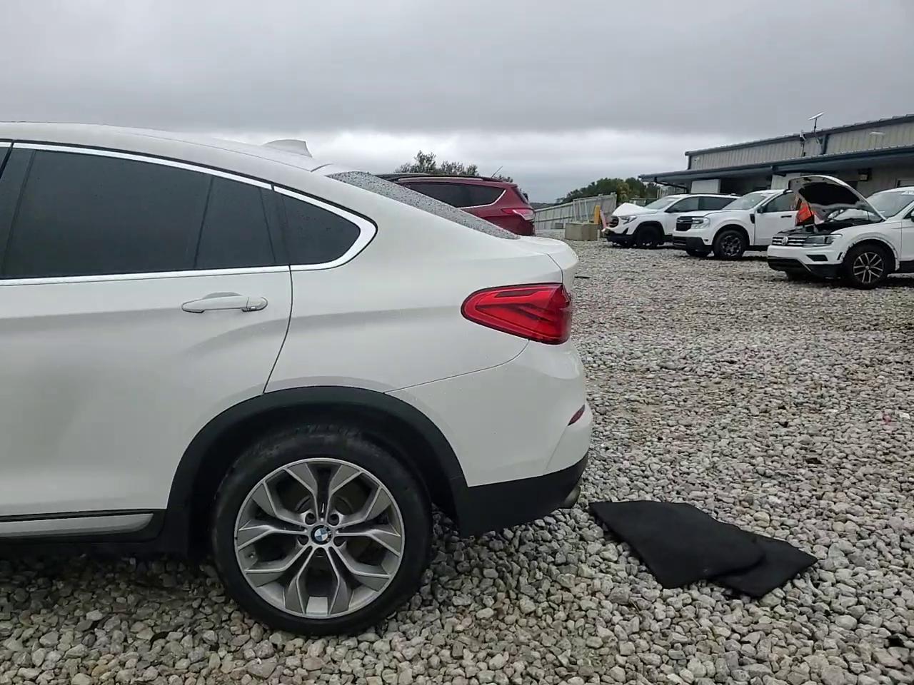 Фото: 5UXXW3C51J0T82187