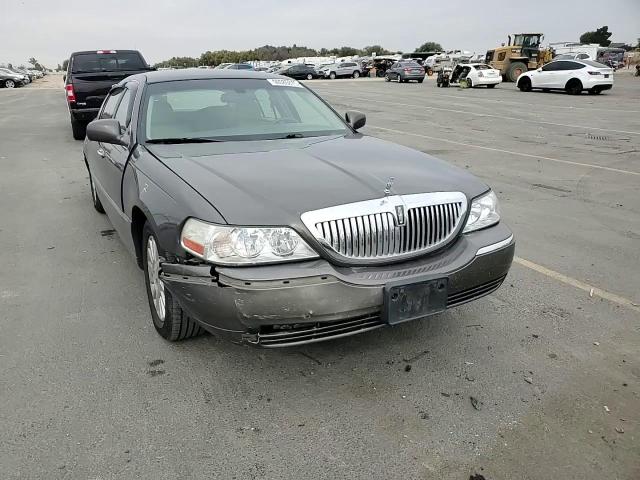 2004 Lincoln Town Car Executive VIN: 1LNHM81W34Y610275 Lot: 90085875