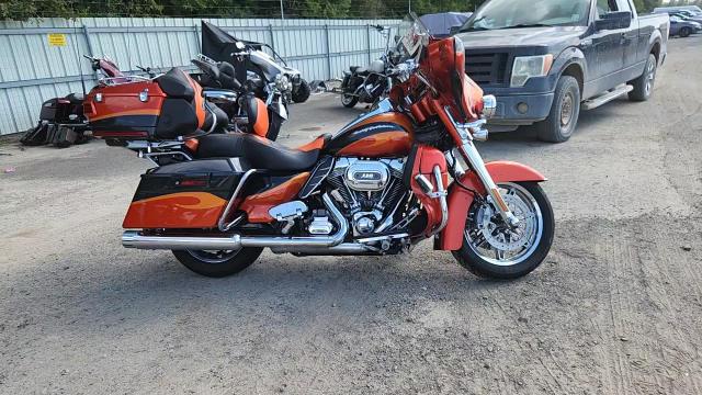 2013 Harley-Davidson Flhtcuse Cvo Ultra Classic Electra Glide VIN: 1HD1PR810DB956332 Lot: 84930165