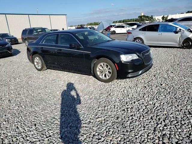 2015 Chrysler 300 Limited VIN: 2C3CCAAG1FH832817 Lot: 90476585