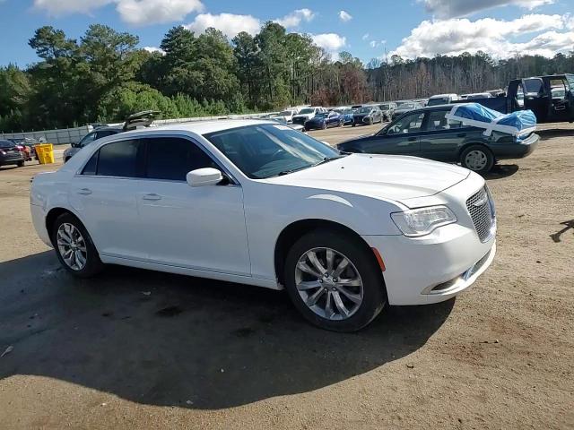 2017 Chrysler 300 Limited VIN: 2C3CCARGXHH610364 Lot: 90633875