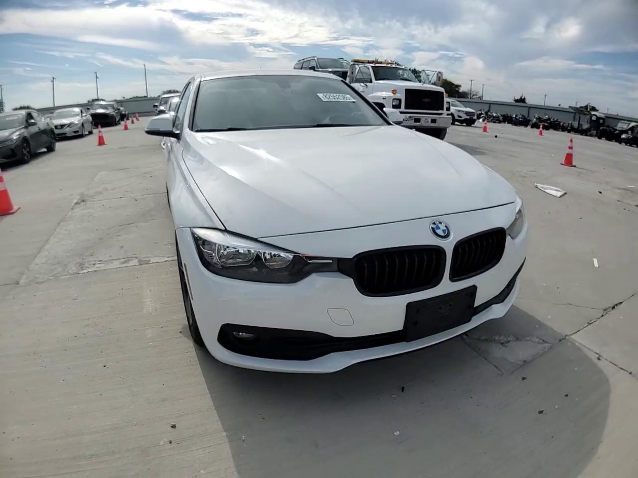 Фото: WBA8E1G36HNU16608