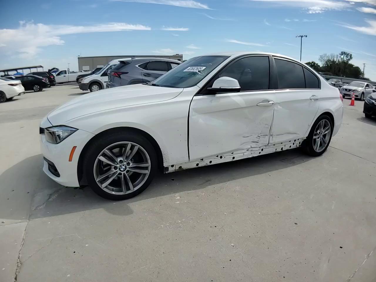 Фото: WBA8E1G36HNU16608