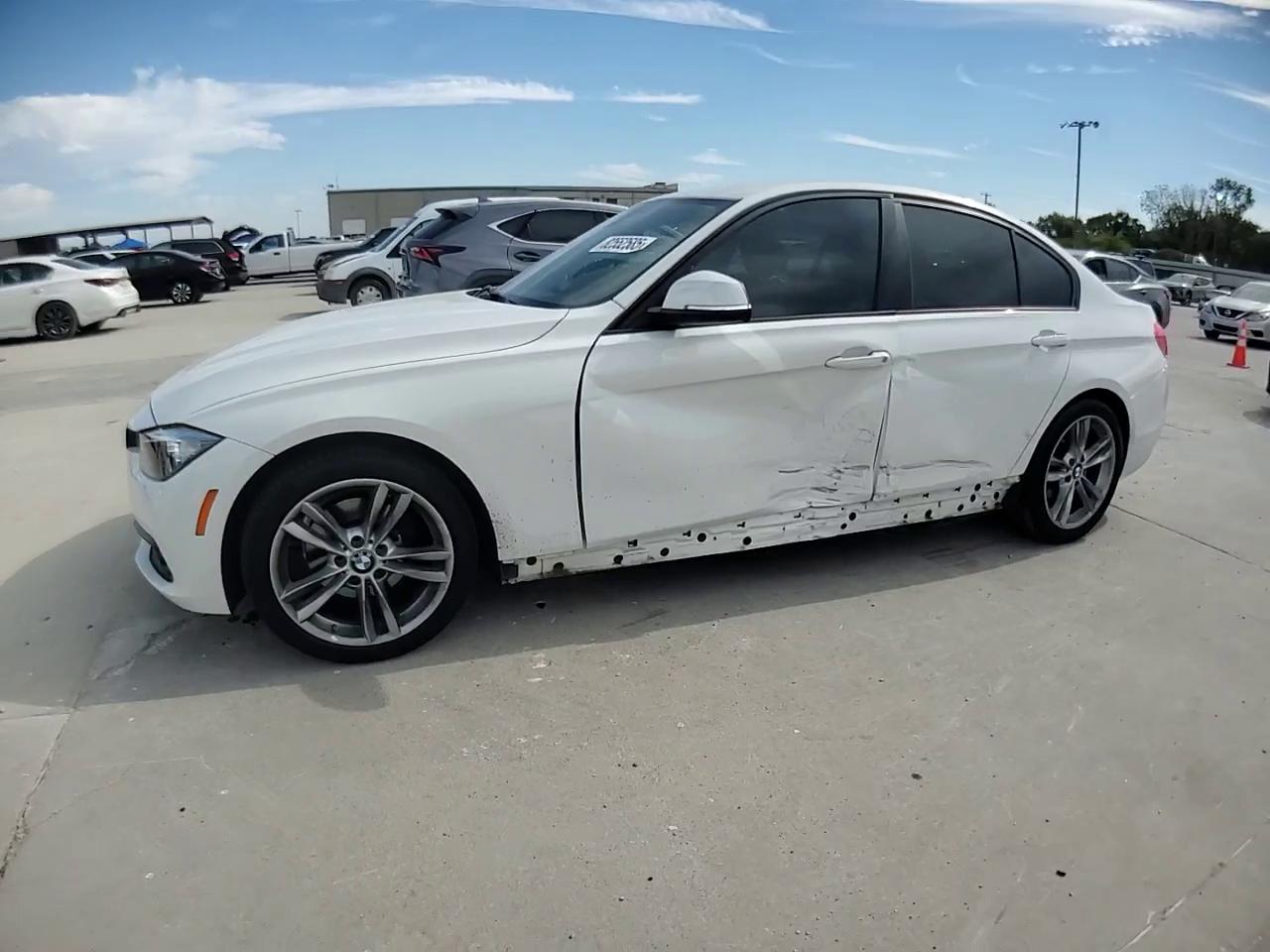 Фото: WBA8E1G36HNU16608