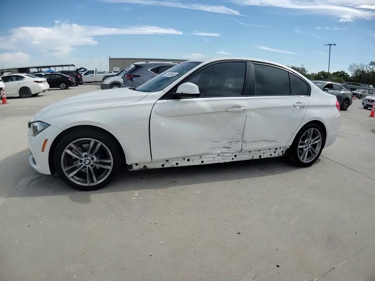 Фото: WBA8E1G36HNU16608