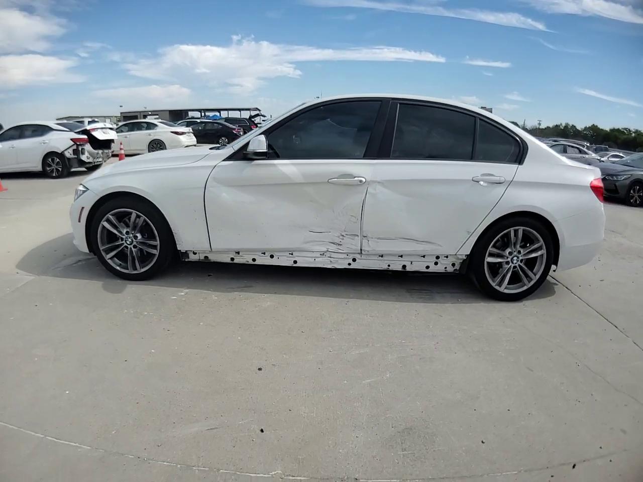 Фото: WBA8E1G36HNU16608