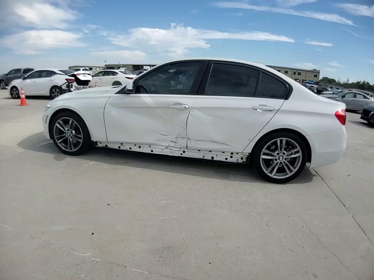 Фото: WBA8E1G36HNU16608