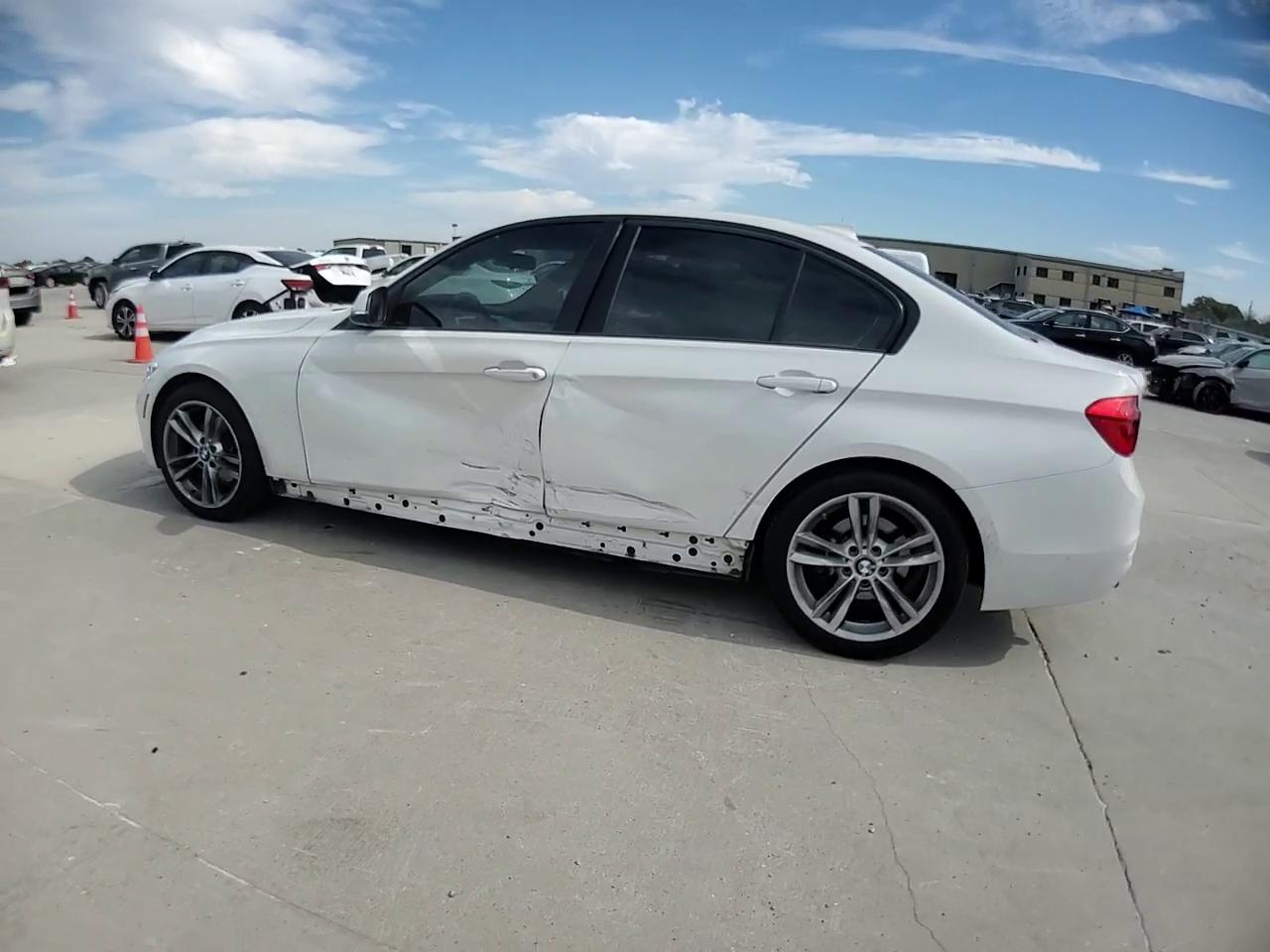 Фото: WBA8E1G36HNU16608