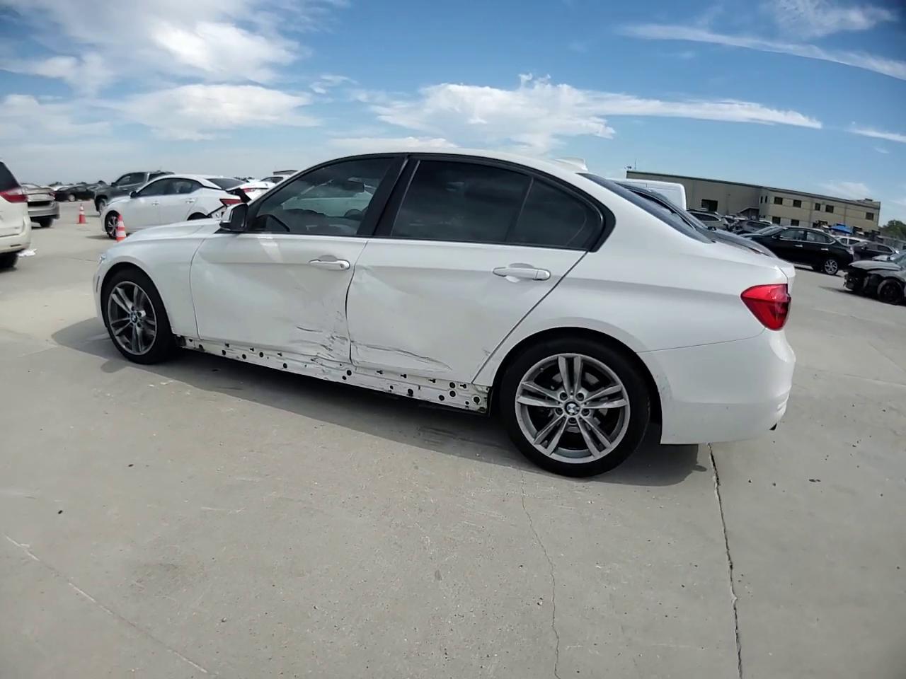 Фото: WBA8E1G36HNU16608