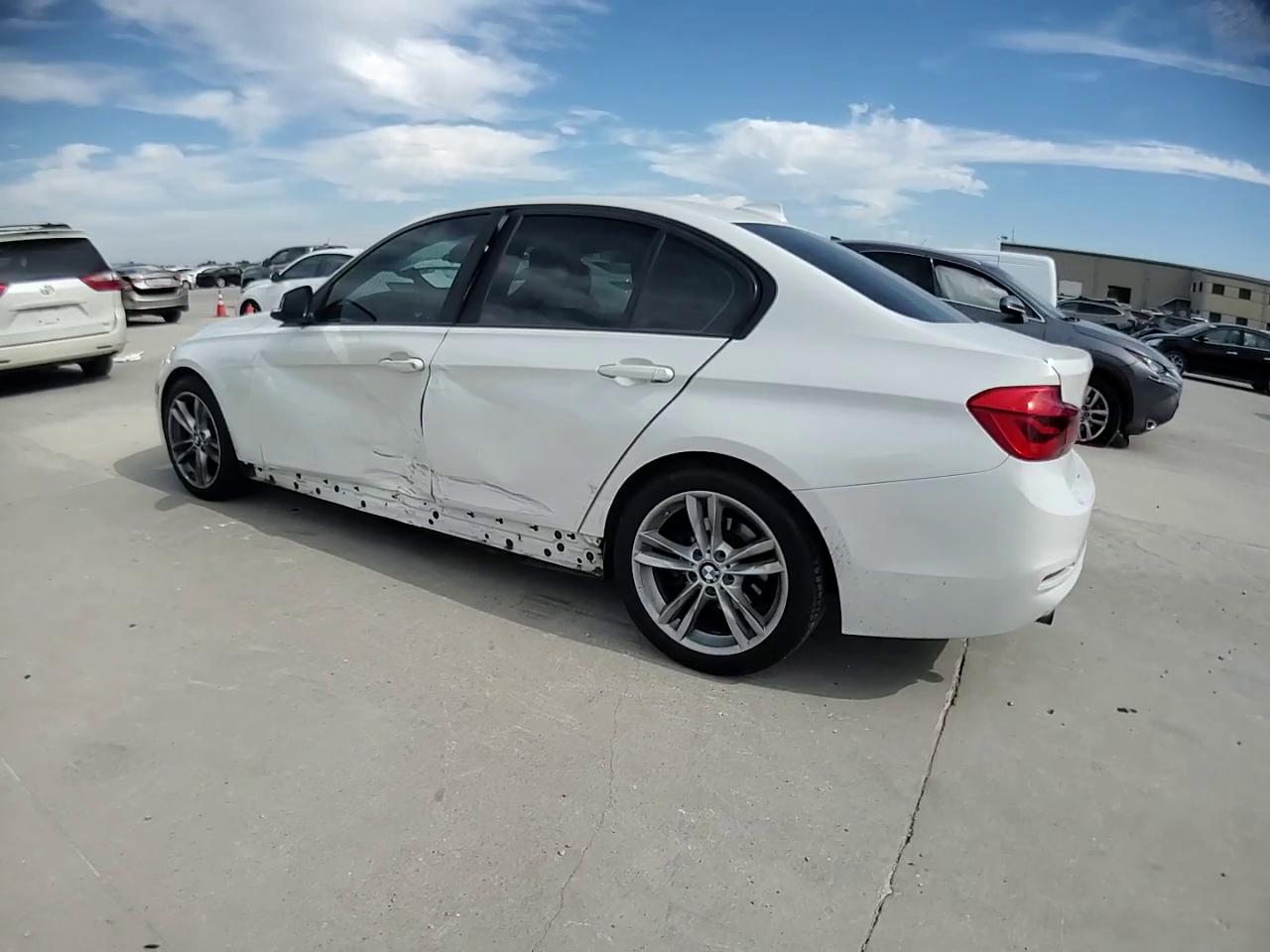 Фото: WBA8E1G36HNU16608