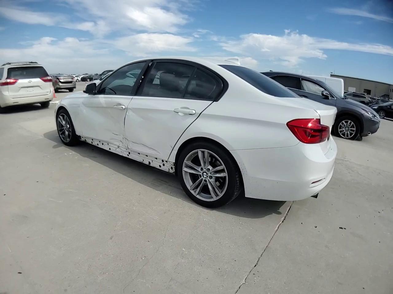 Фото: WBA8E1G36HNU16608