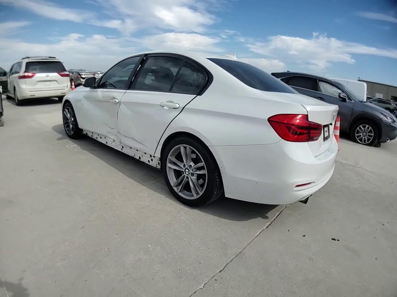 Фото: WBA8E1G36HNU16608