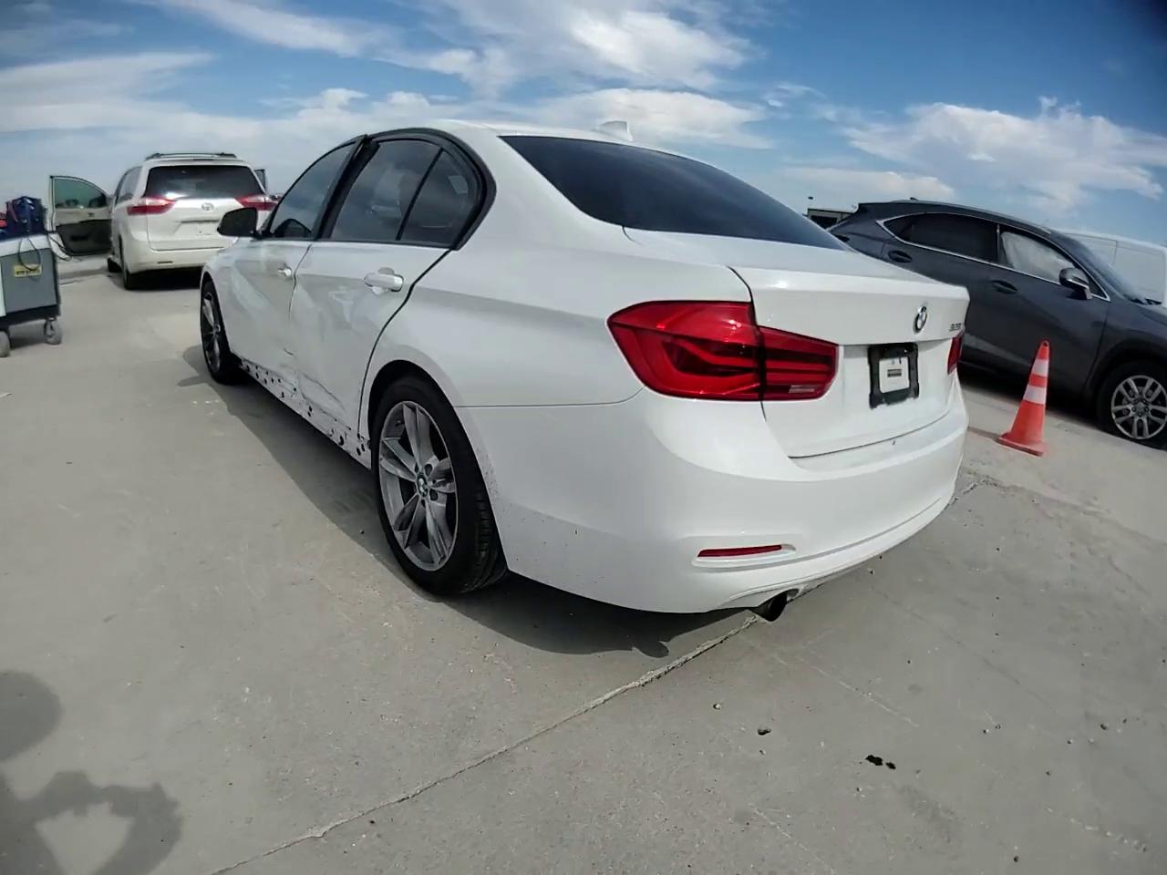 Фото: WBA8E1G36HNU16608