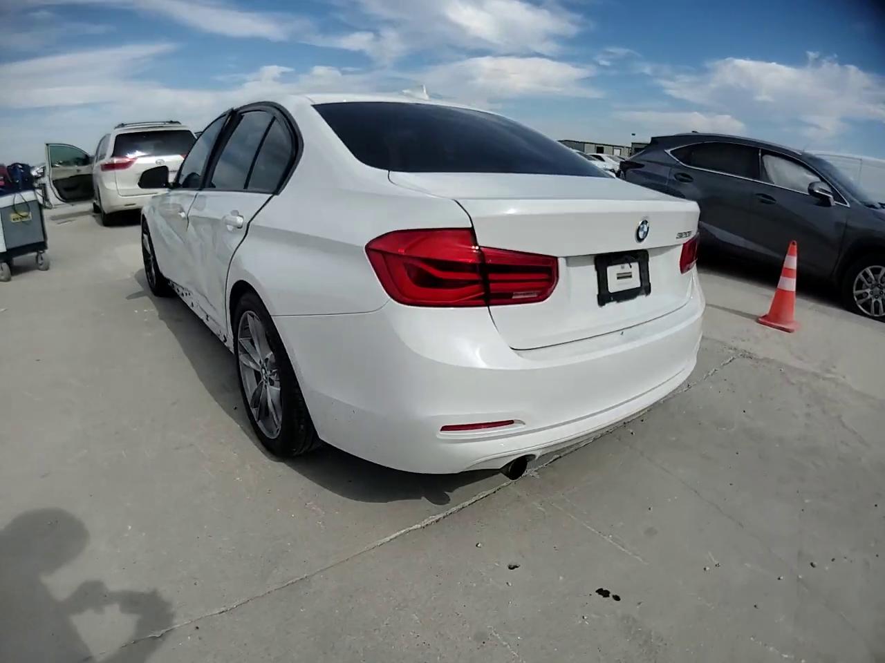 Фото: WBA8E1G36HNU16608