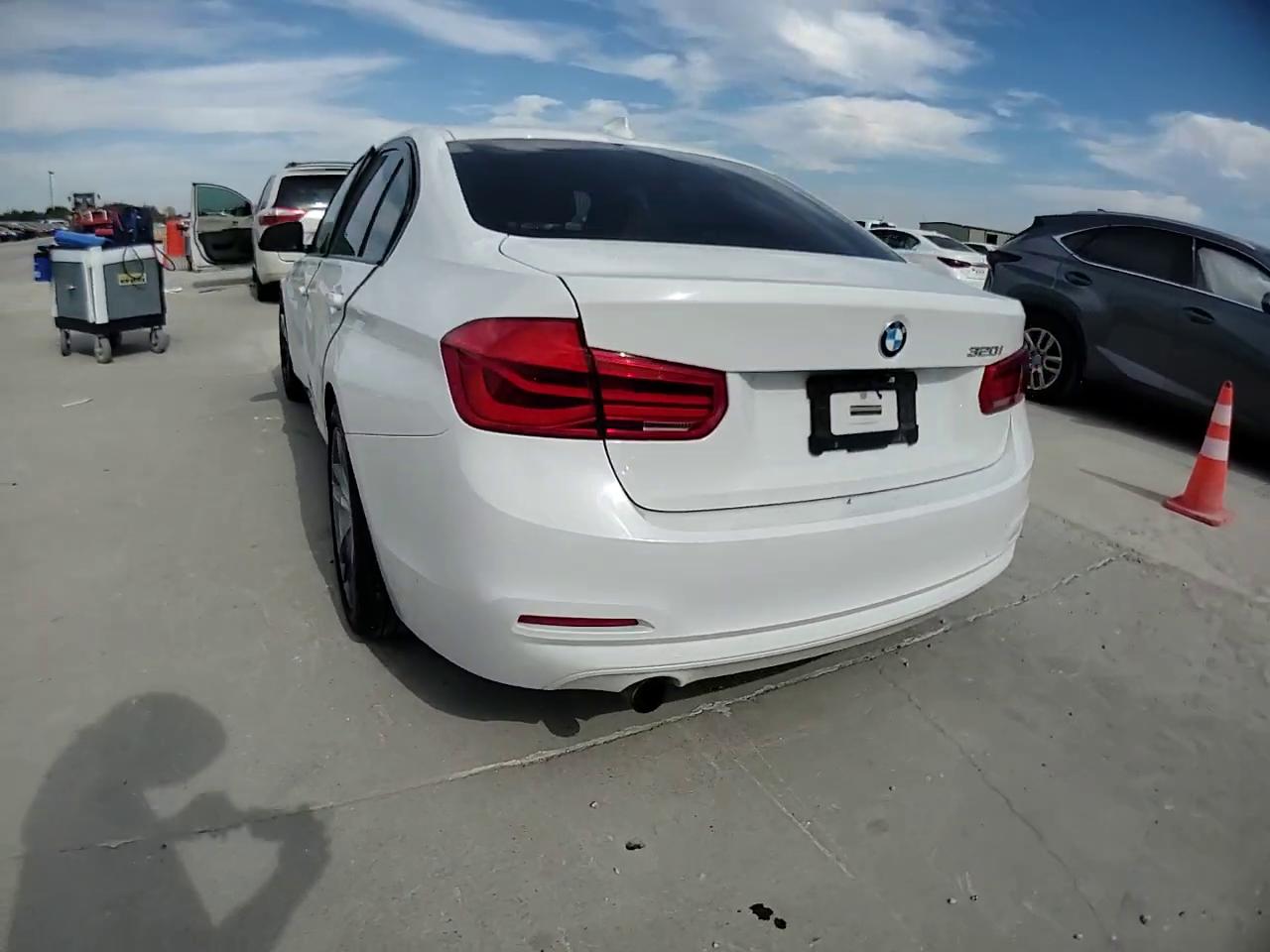 Фото: WBA8E1G36HNU16608