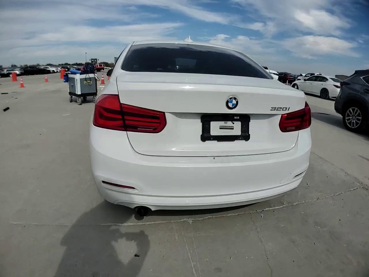 Фото: WBA8E1G36HNU16608