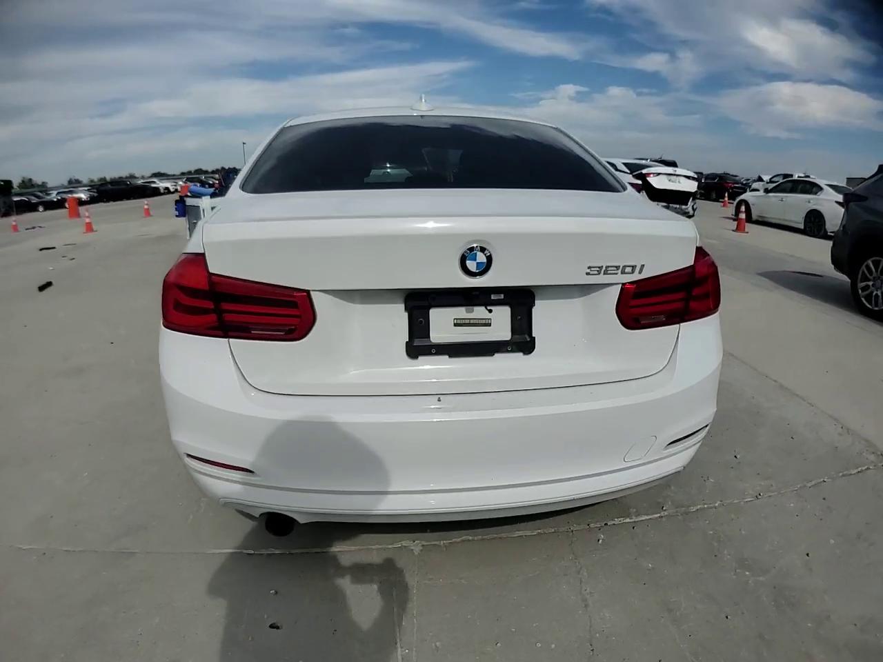 Фото: WBA8E1G36HNU16608