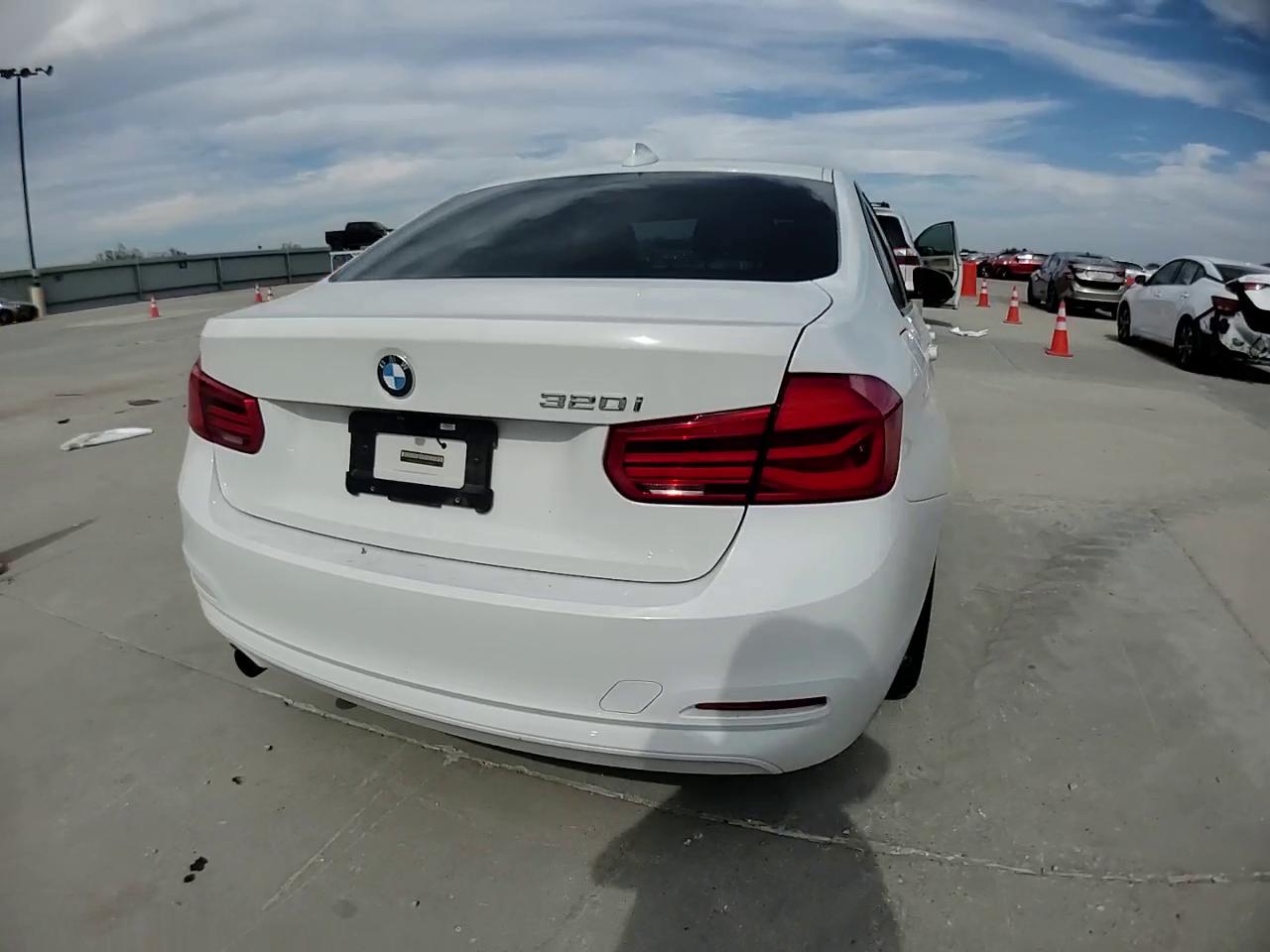 Фото: WBA8E1G36HNU16608