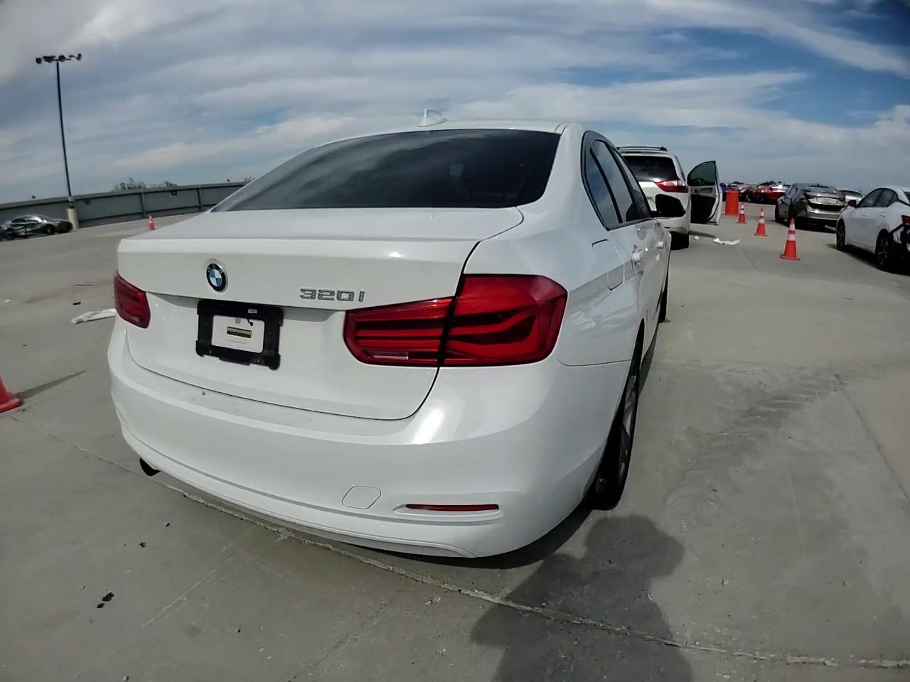 Фото: WBA8E1G36HNU16608