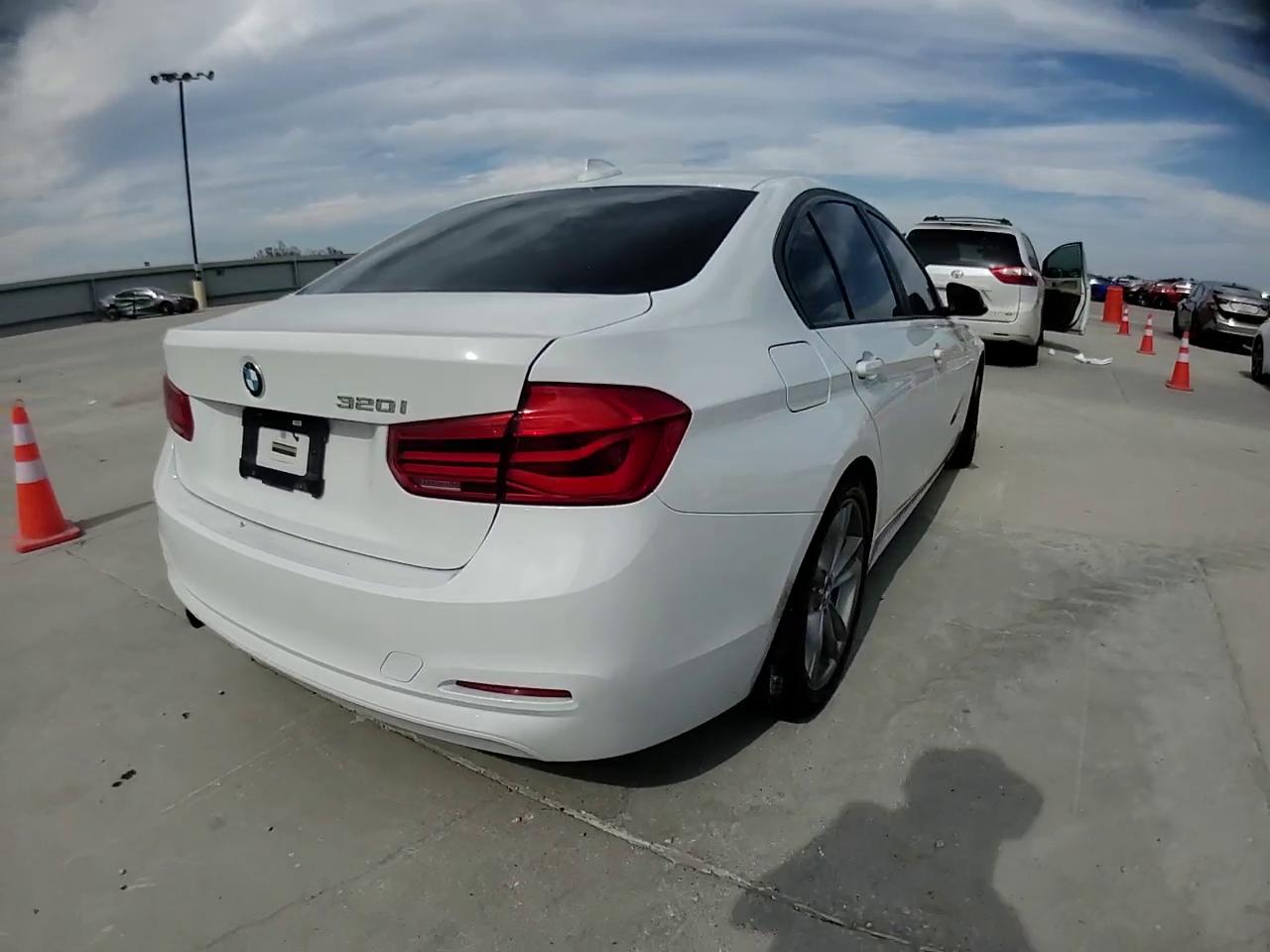 Фото: WBA8E1G36HNU16608