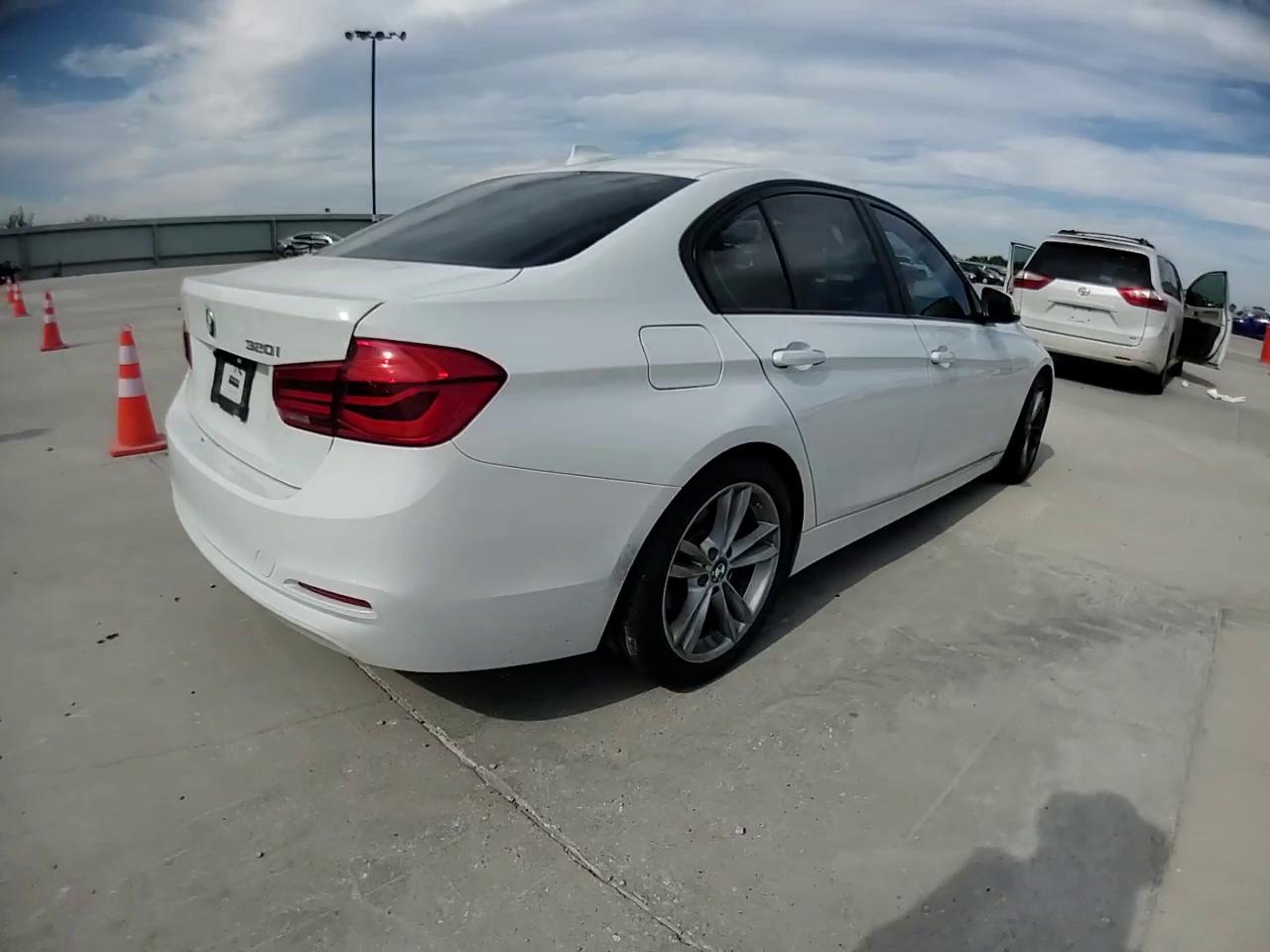 Фото: WBA8E1G36HNU16608