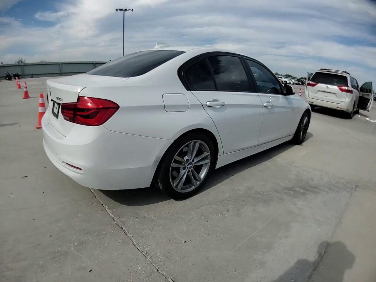 Фото: WBA8E1G36HNU16608