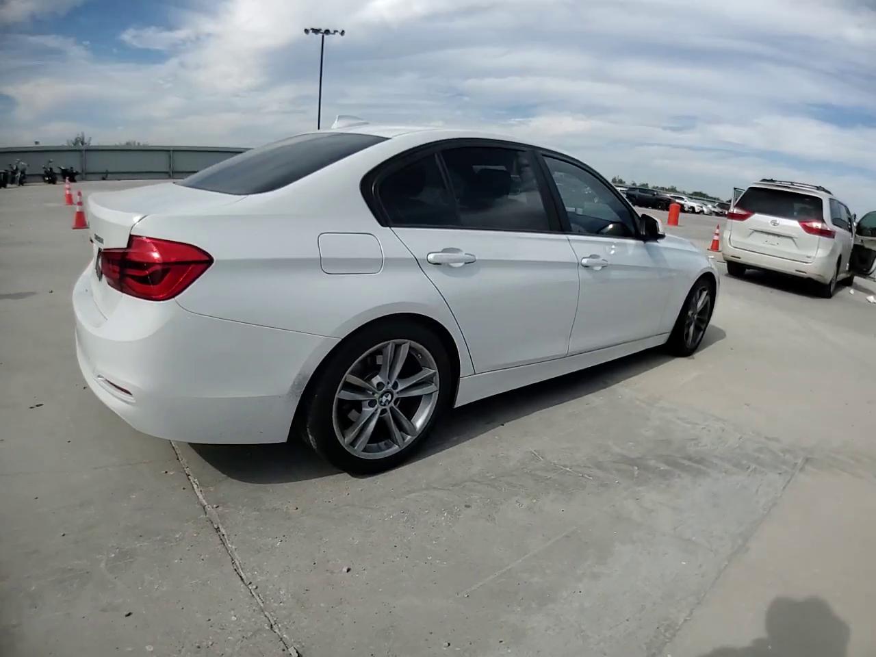 Фото: WBA8E1G36HNU16608