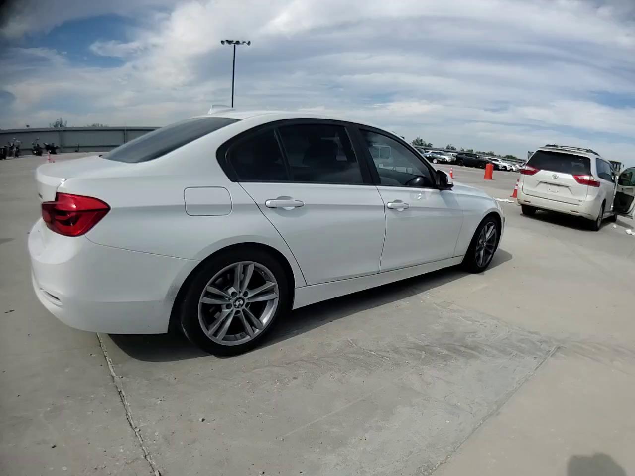 Фото: WBA8E1G36HNU16608