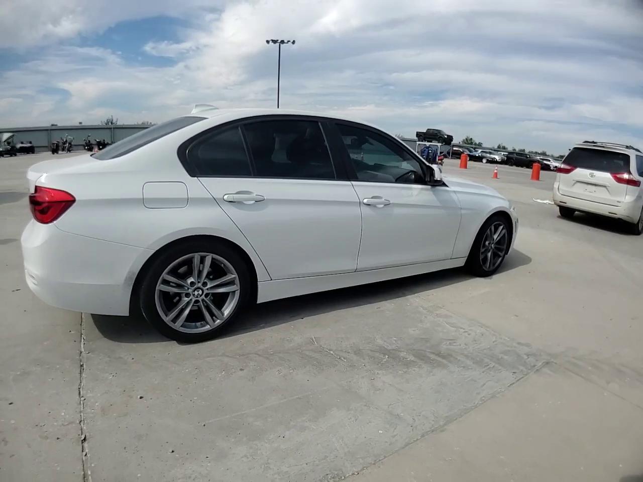 Фото: WBA8E1G36HNU16608