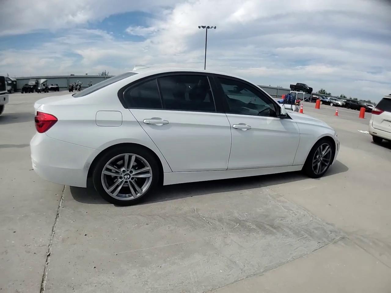 Фото: WBA8E1G36HNU16608