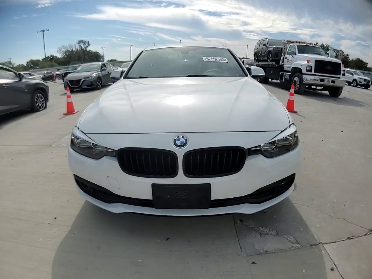 Фото: WBA8E1G36HNU16608