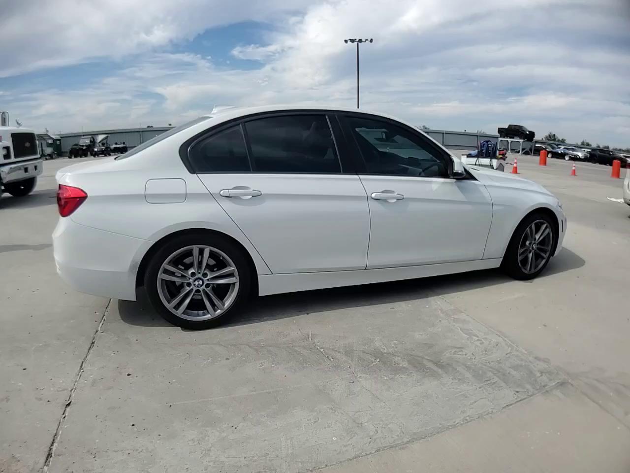 Фото: WBA8E1G36HNU16608