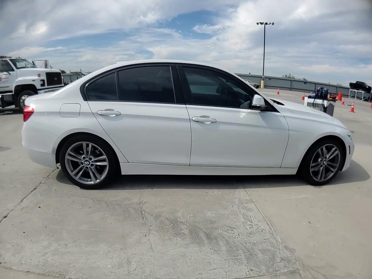 Фото: WBA8E1G36HNU16608