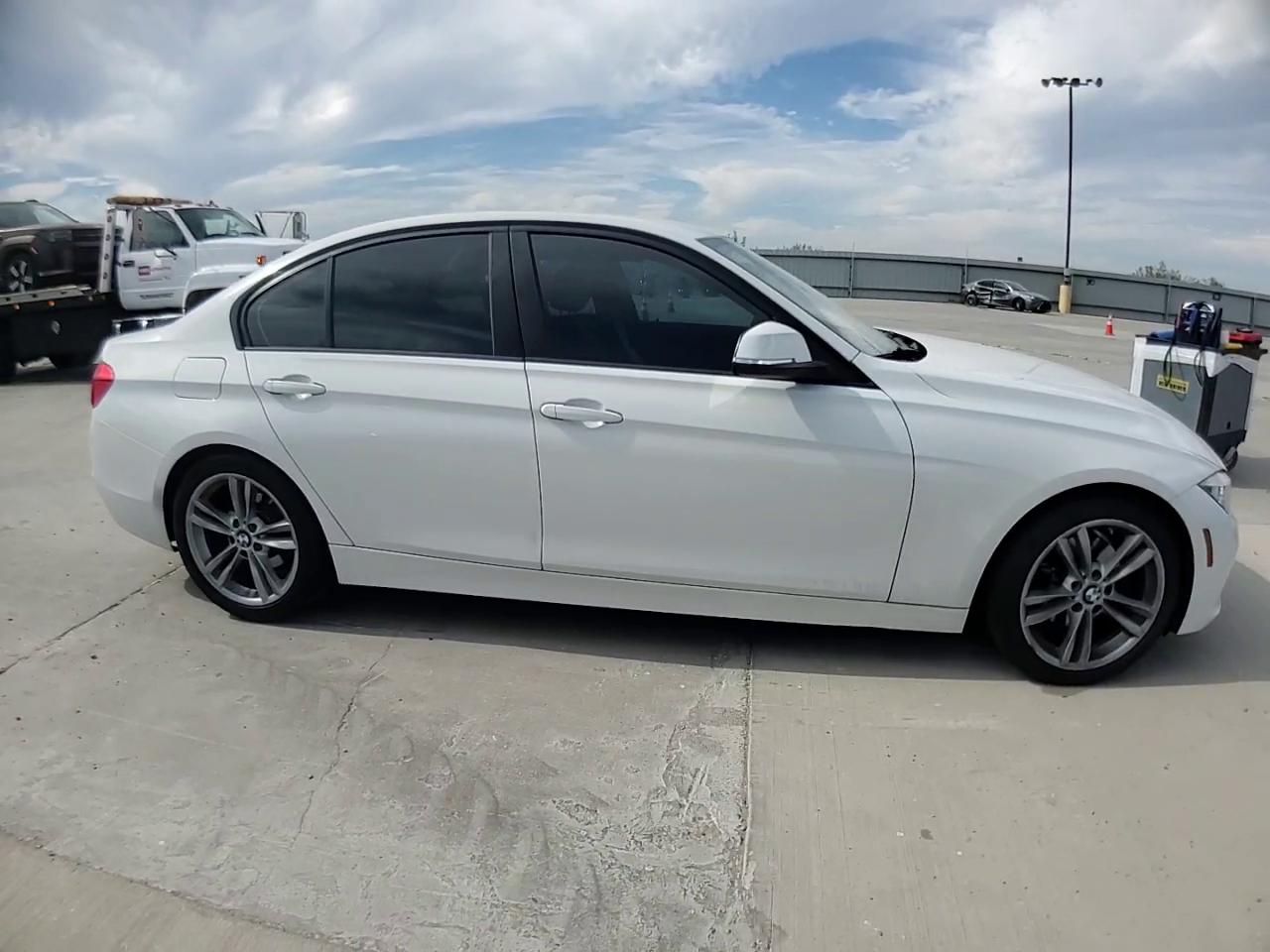 Фото: WBA8E1G36HNU16608