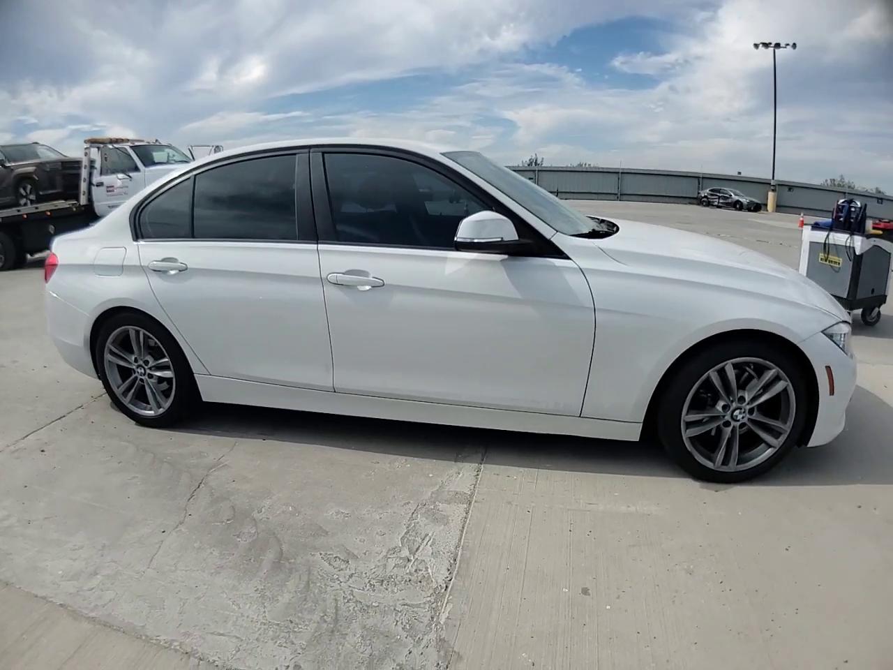 Фото: WBA8E1G36HNU16608