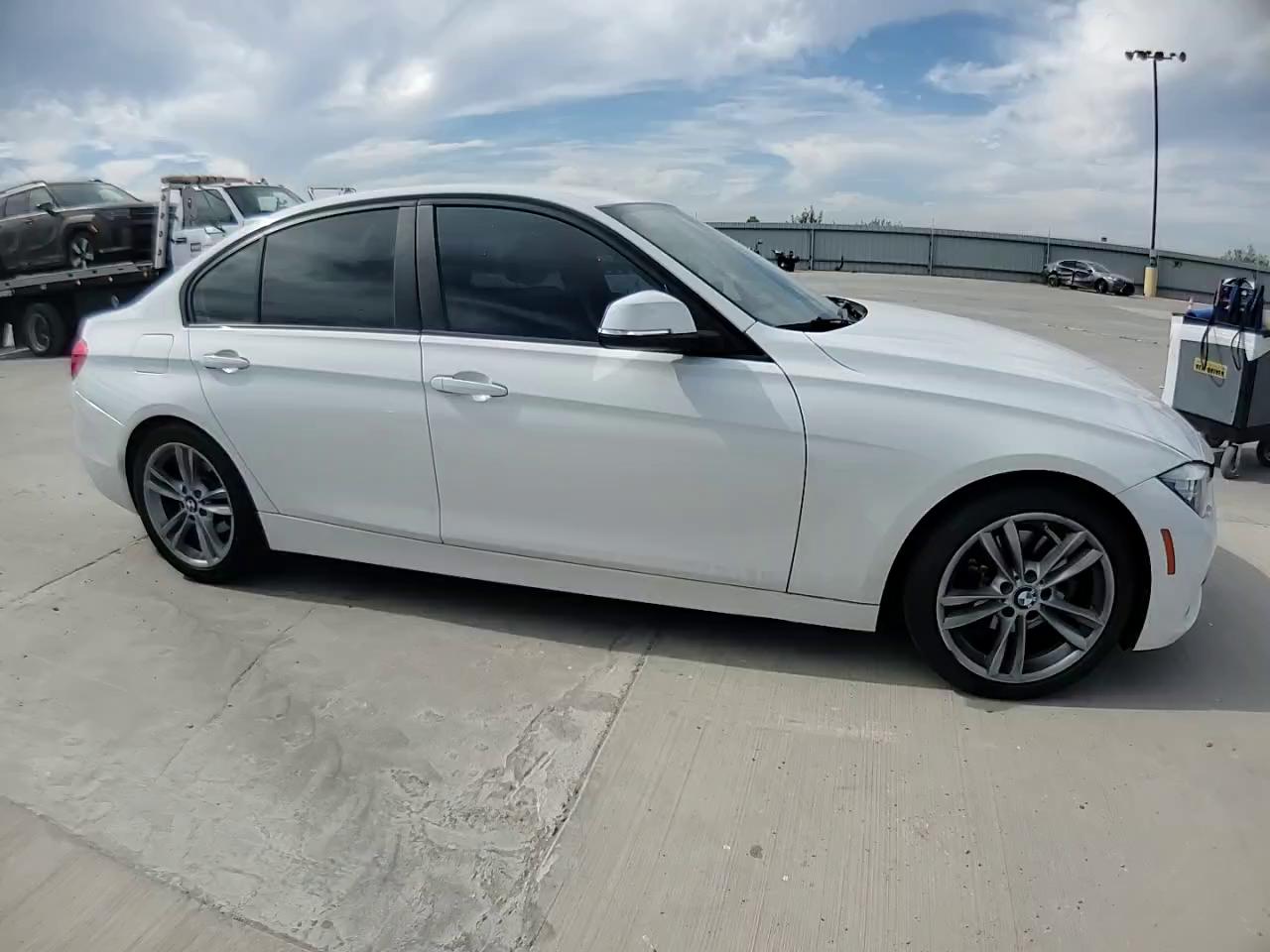 Фото: WBA8E1G36HNU16608