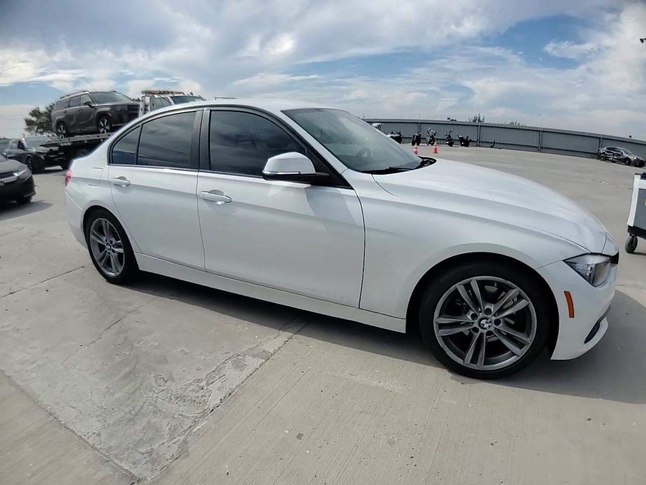 Фото: WBA8E1G36HNU16608