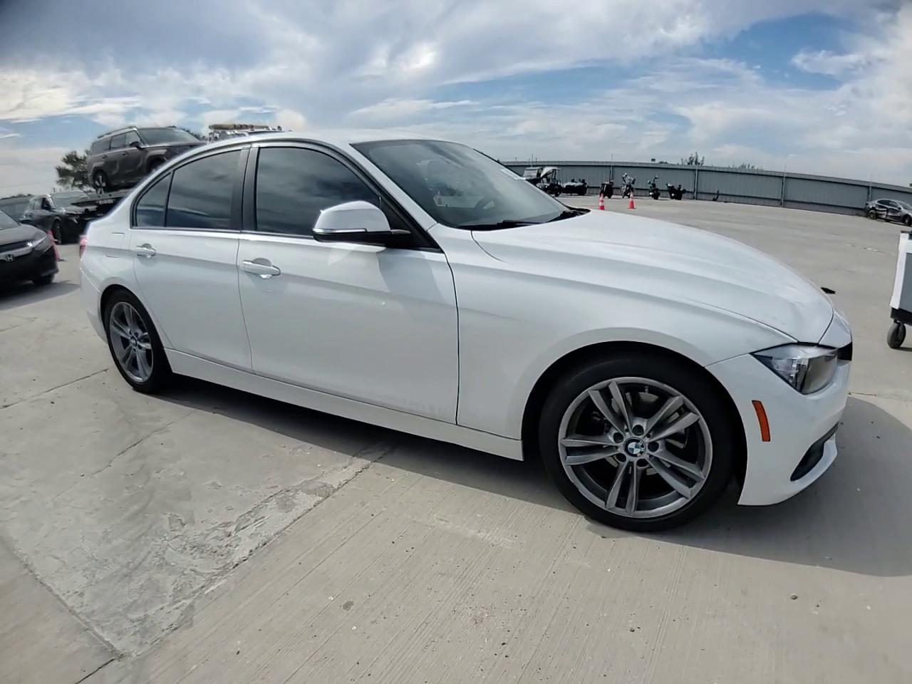 Фото: WBA8E1G36HNU16608