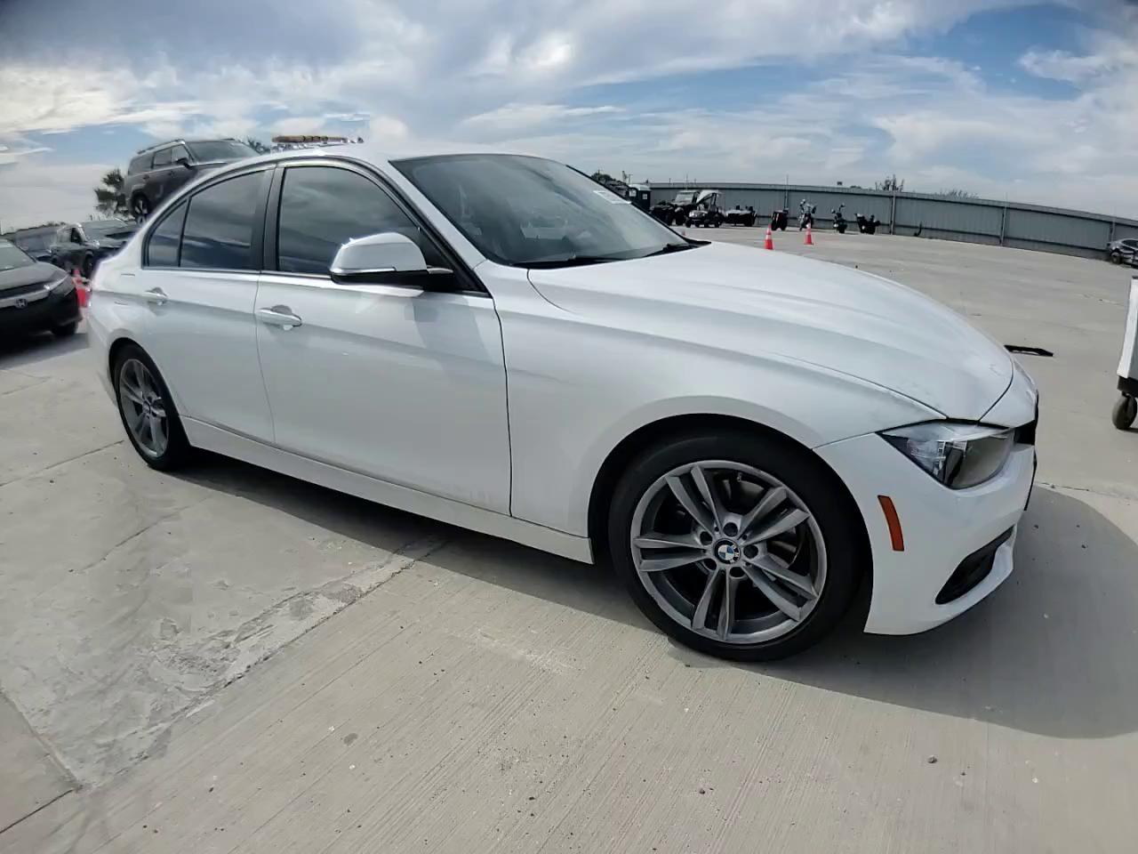 Фото: WBA8E1G36HNU16608