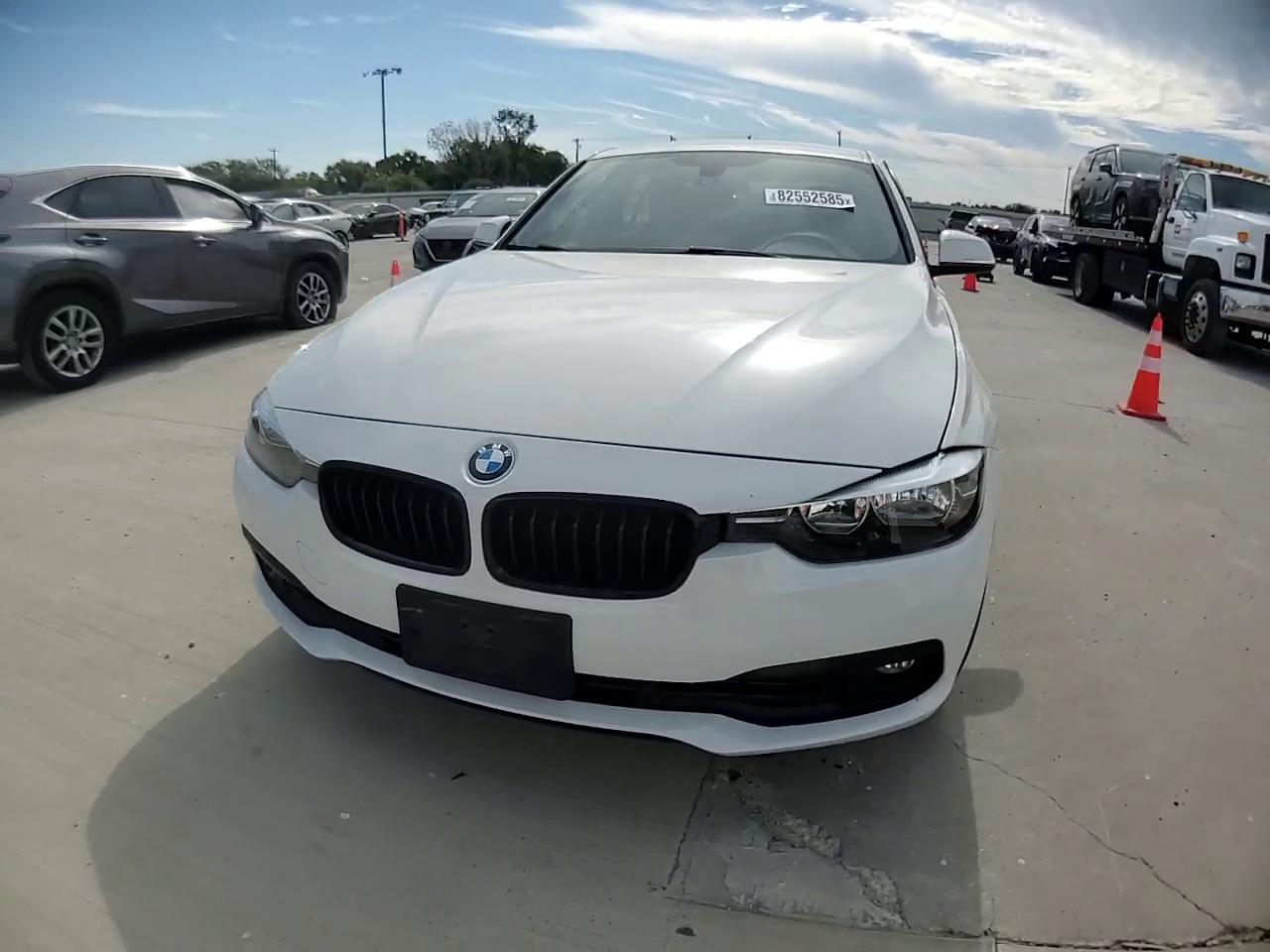 Фото: WBA8E1G36HNU16608