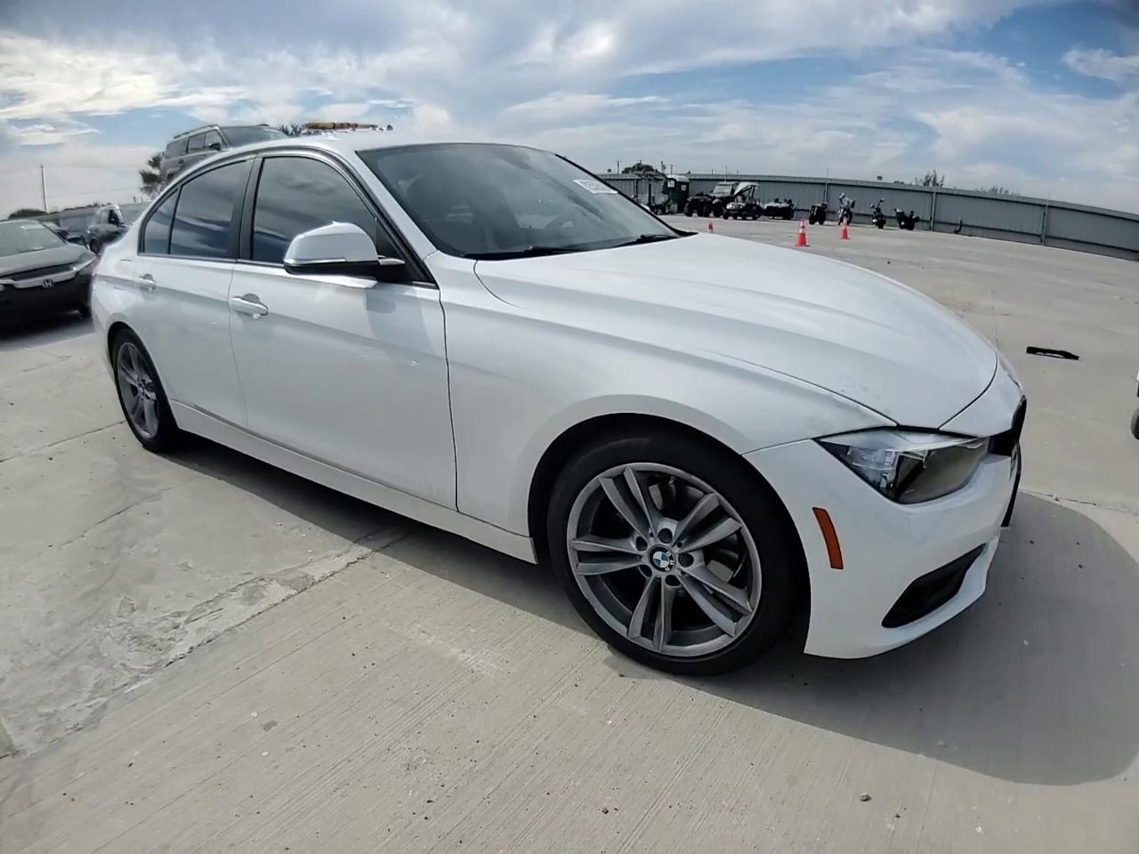 Фото: WBA8E1G36HNU16608