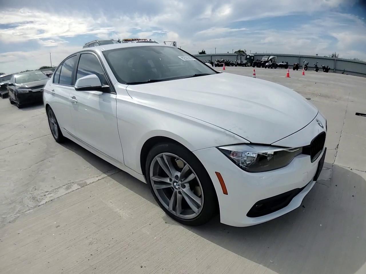 Фото: WBA8E1G36HNU16608