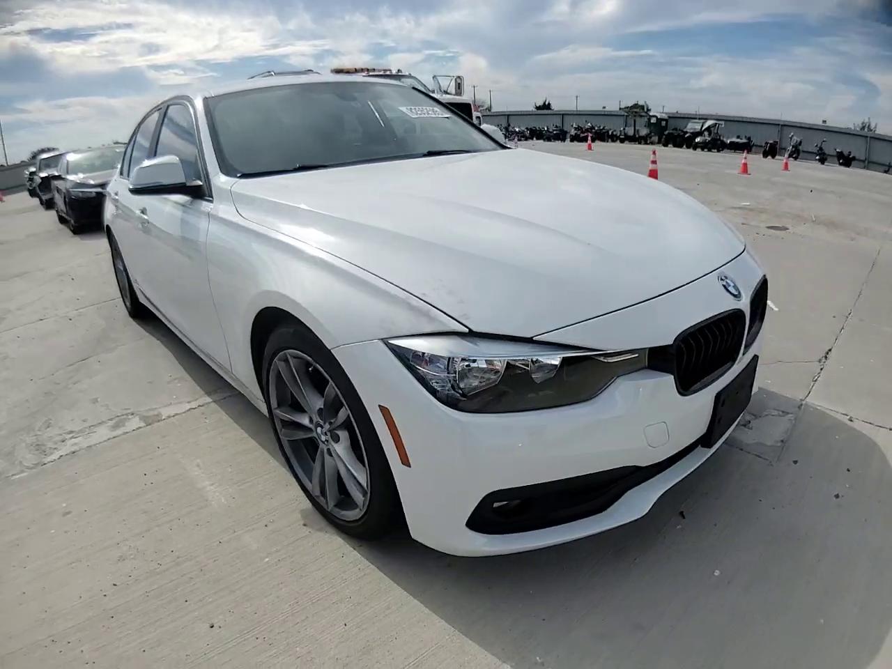 Фото: WBA8E1G36HNU16608