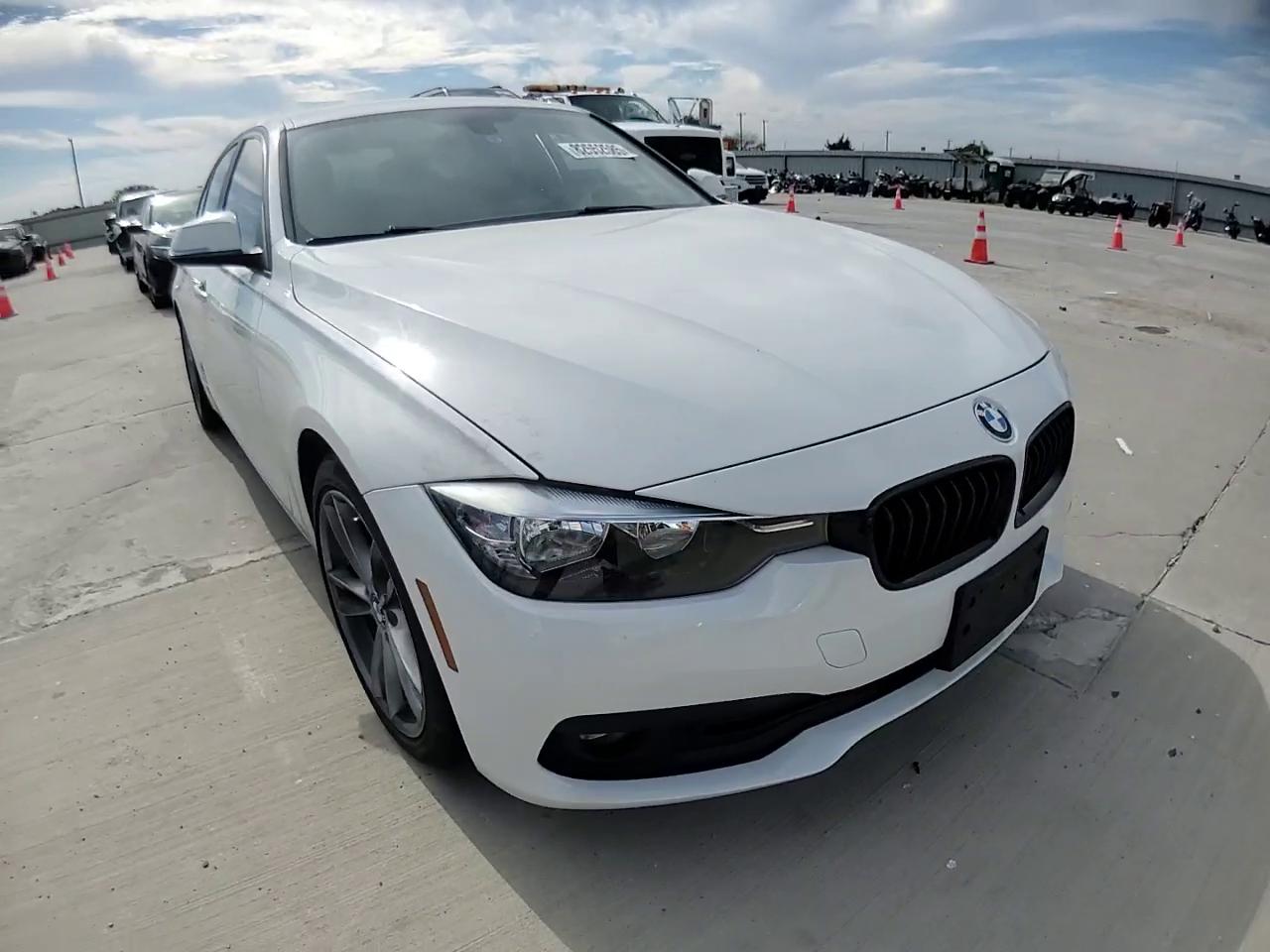 Фото: WBA8E1G36HNU16608