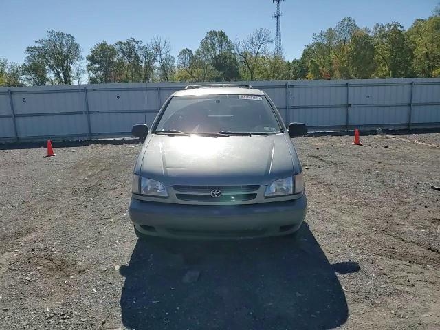 2000 Toyota Sienna Le VIN: 4T3ZF13C6YU192064 Lot: 82363165