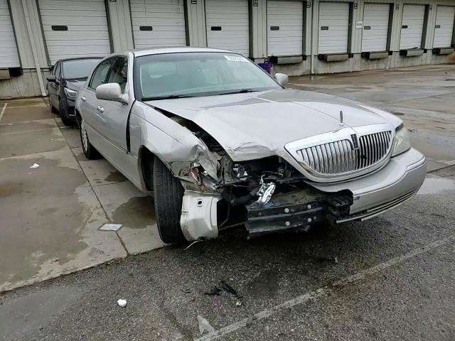 2003 Lincoln Town Car Executive VIN: 1LNHM81W23Y658199 Lot: 90083245