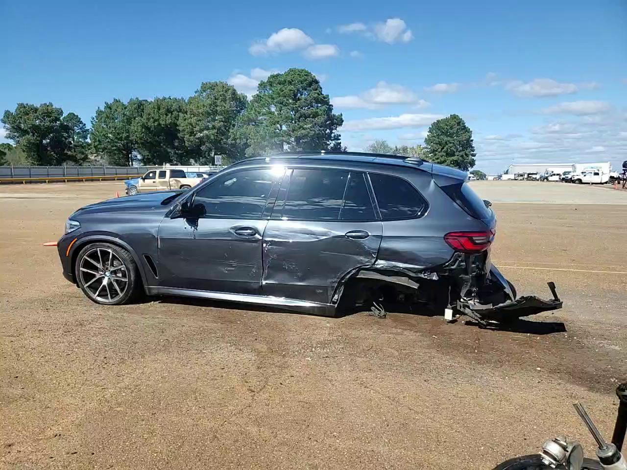 Фото: 5UXCR6C56KLL05659